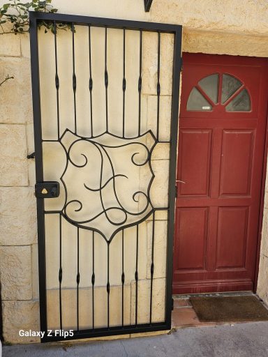 Porte grille avec lettres forgées sur mesure 